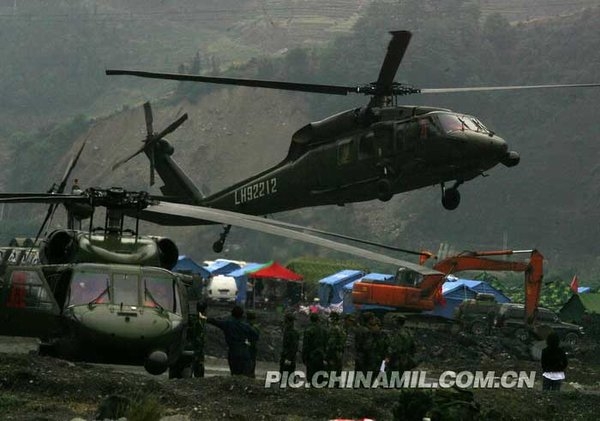 汶川地震中的黑鹰直升机