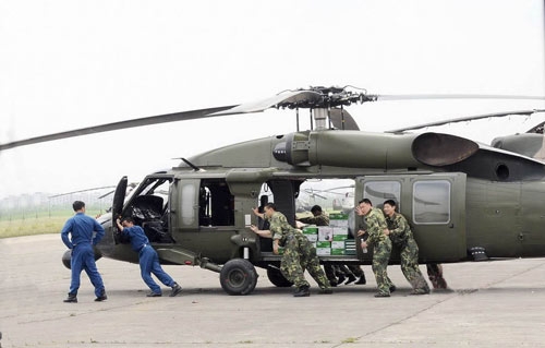 汶川地震中的黑鹰直升机