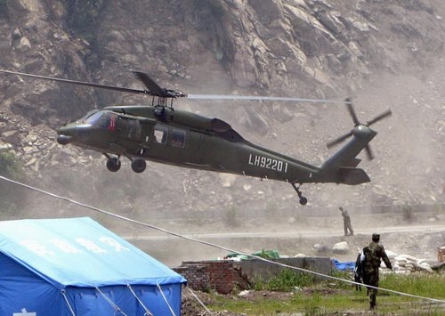 汶川地震中的黑鹰直升机