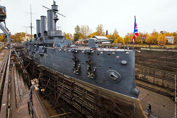 俄十月革命纪念舰大修工人开始架设脚手架
