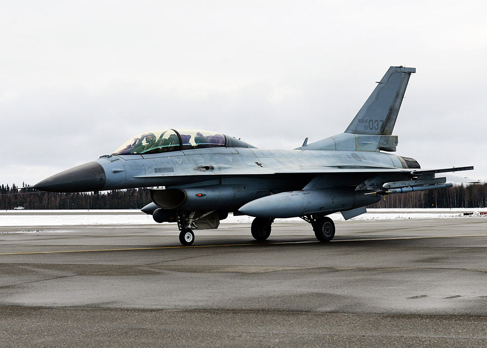 韩国空军KF-16D“战隼”恶劣天气下备战演习_空中网军事频道