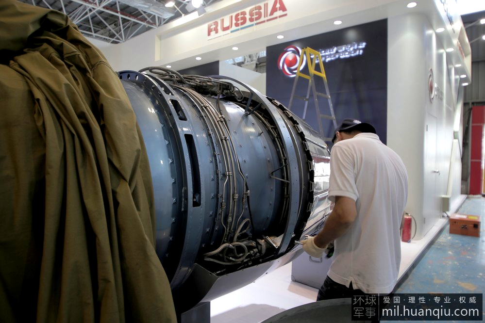 俄罗斯金发美女与战机矢量发动机一起现身