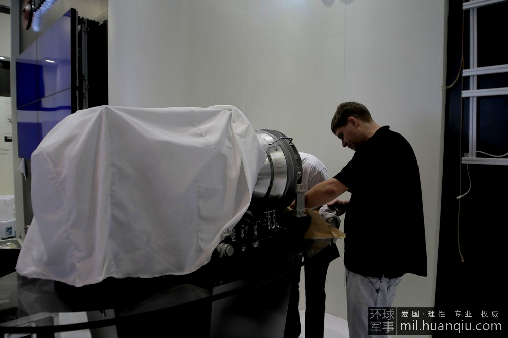 俄罗斯金发美女与战机矢量发动机一起现身