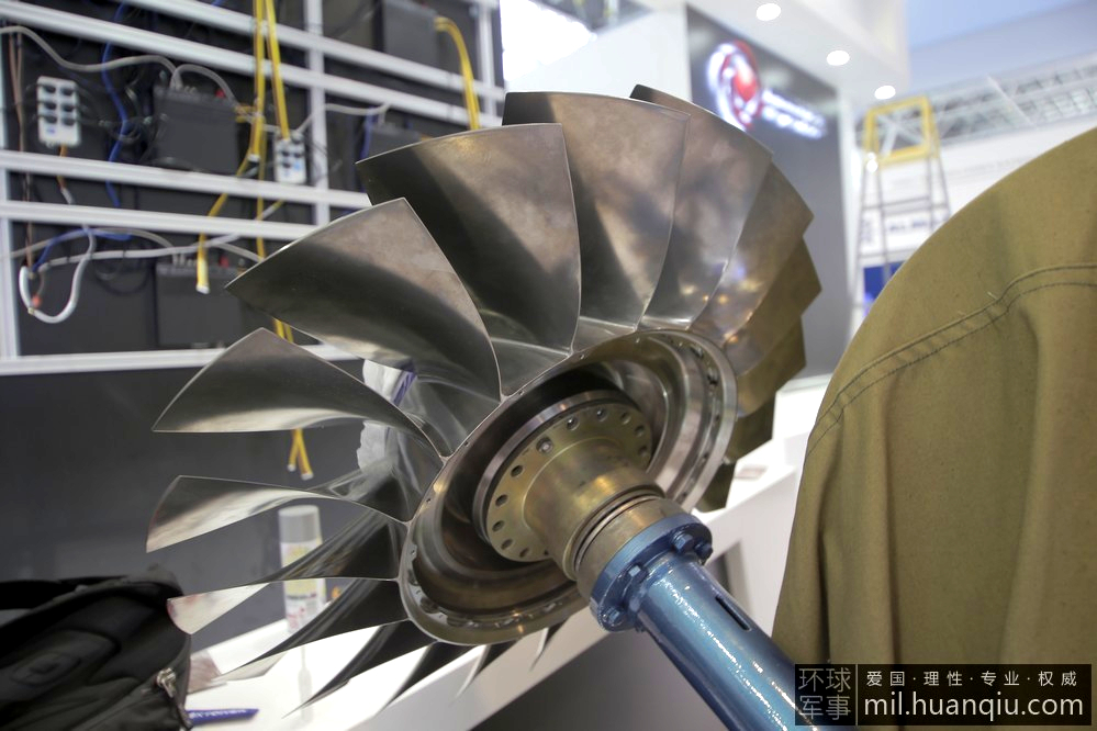 俄罗斯金发美女与战机矢量发动机一起现身