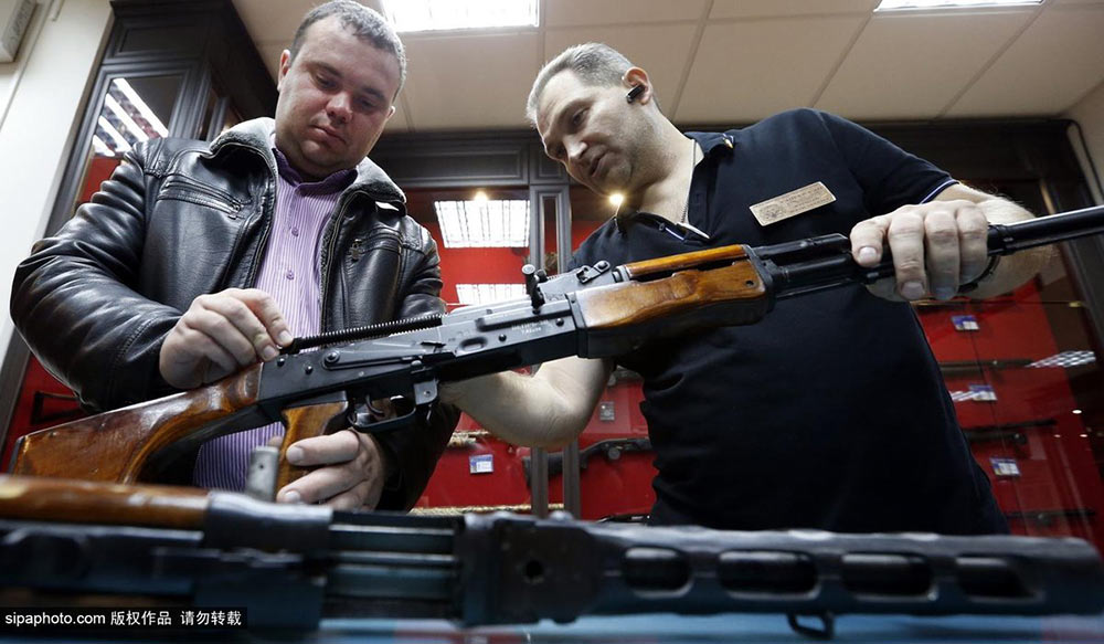 俄罗斯通过法案放宽持枪限制 枪店可出售轻机枪_空中网军事频道