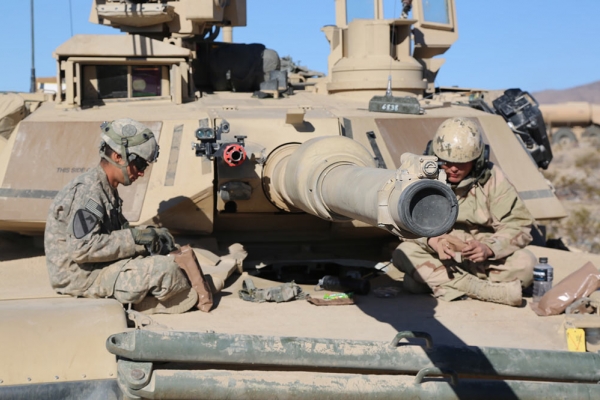 美国陆军第四机步师主战坦克接受果断行动演练