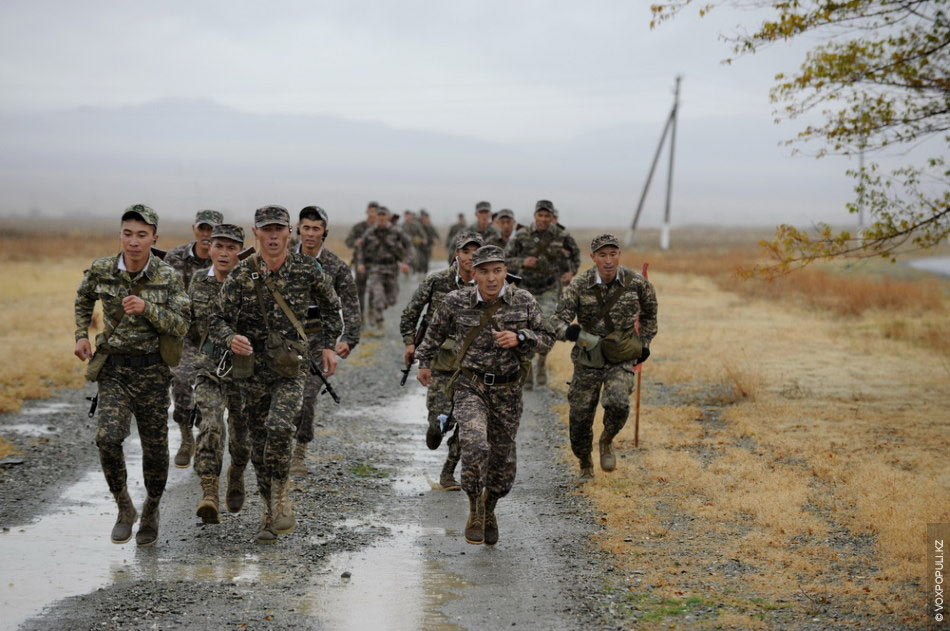 哈萨克斯坦军队训练剪影 比武竞赛实弹上场