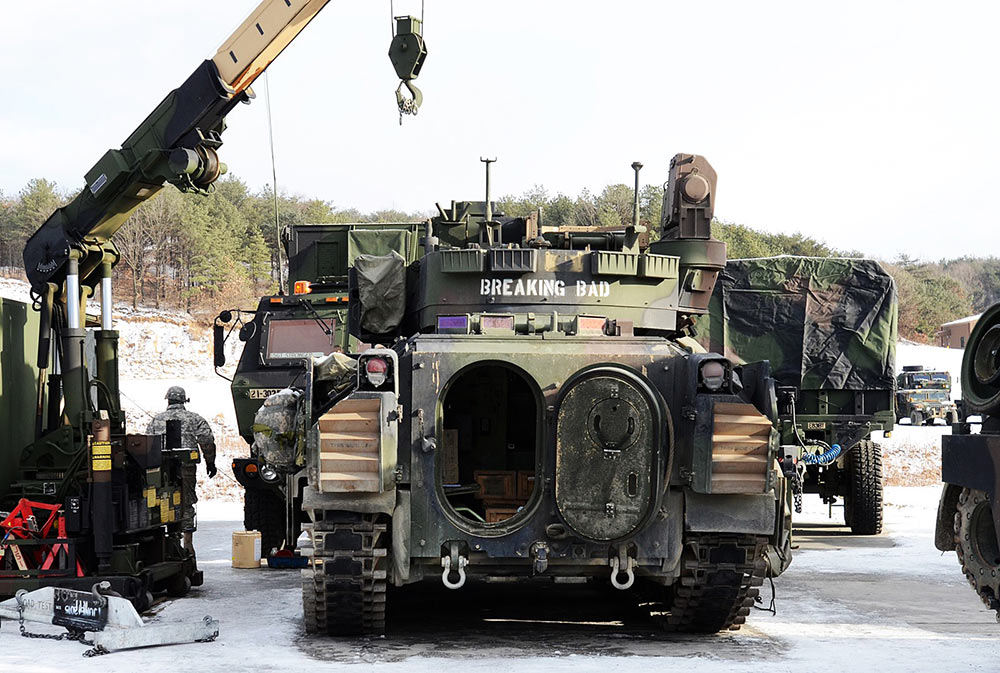 美军第2步兵师进行回收战损车辆 战场修复训练