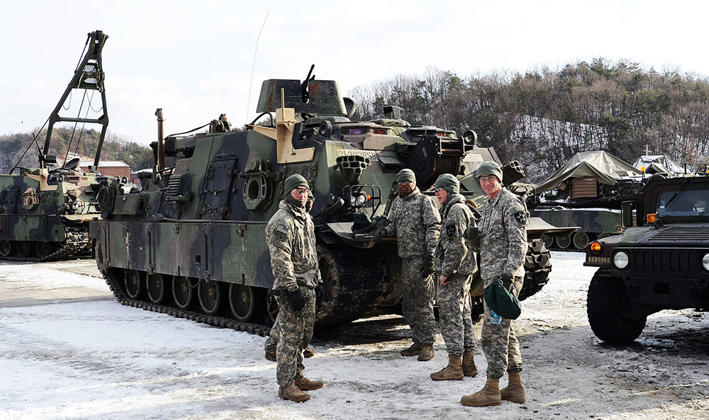 美军第2步兵师进行回收战损车辆 战场修复训练