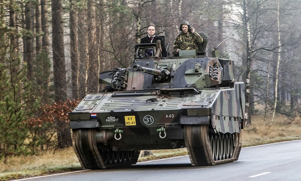 爱沙尼亚国防部长体验荷兰CV-9035NL装甲车
