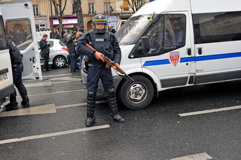 法国防暴警察装备Mini-14轻型步枪 被同行笑话