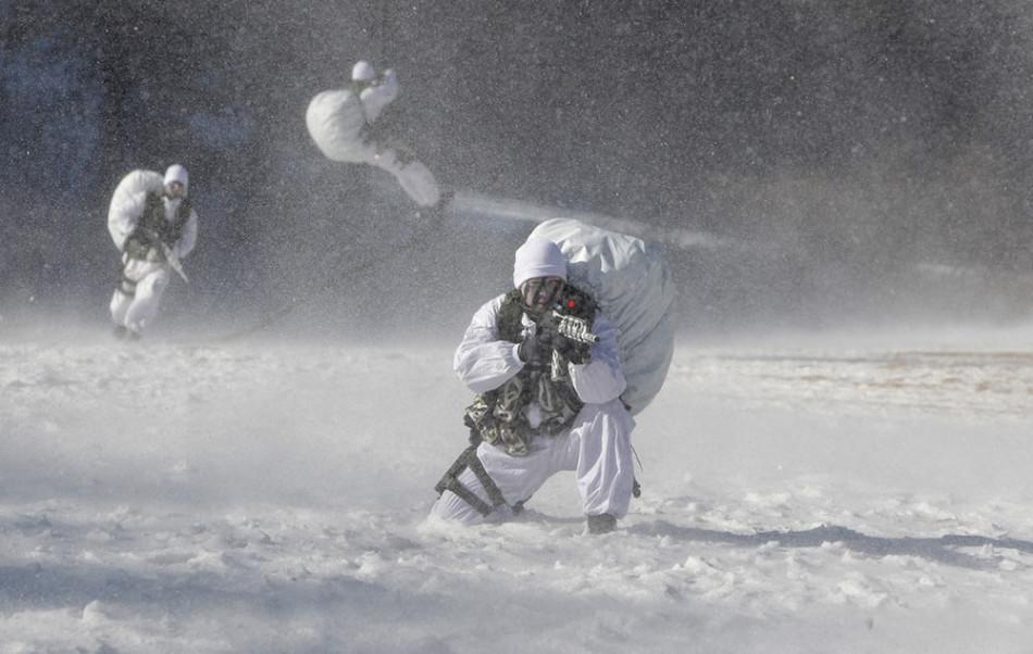 韩军特种部队冬季训练配滑雪板装备专业
