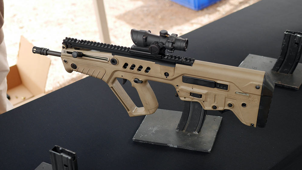 以色列武器工业公司展出多款轻武器供枪迷体验