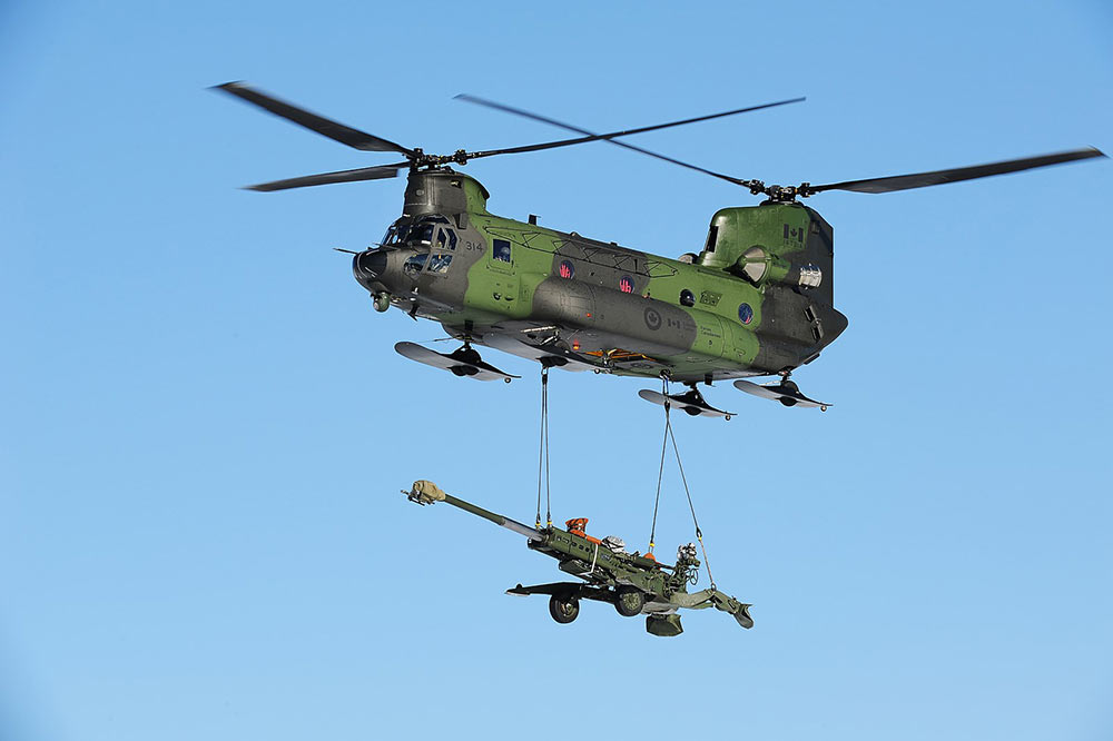 加拿大陆军实弹演习 CH-147F吊运M777A1榴弹炮_空中网军事频道