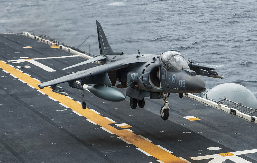 美国海军陆战队AV-8B在两栖攻击舰上起降_空中网军事频道