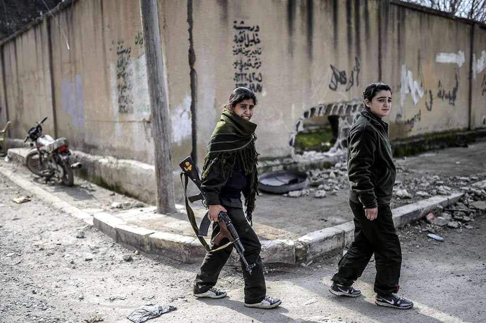 库尔德组娘子军共同对抗恐怖分子