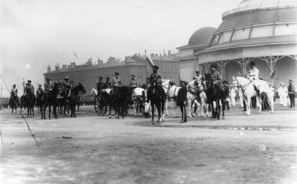风雨飘摇的时代!1911年俄国沙皇尼古拉二世阅兵_空中网军事频道