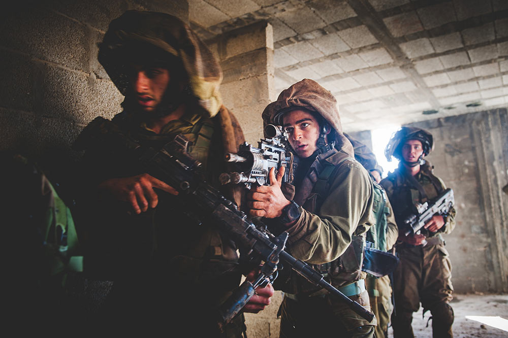 以色列国防军侦察兵训练 塔沃尔步枪沾满泥垢