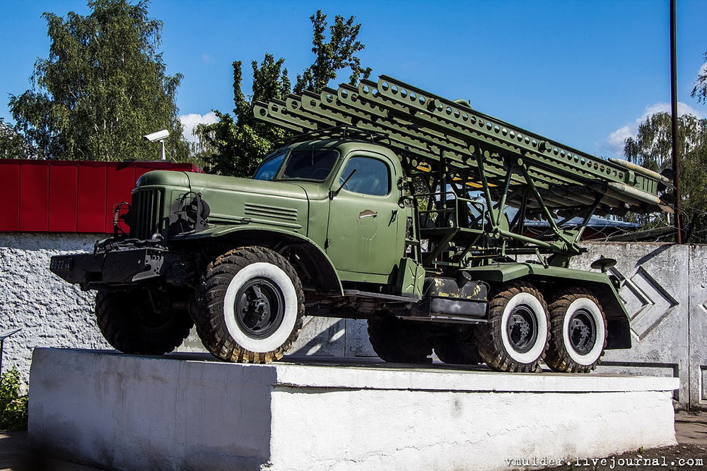 俄罗斯博主探秘前苏联军用卡车坟场 恍如隔世