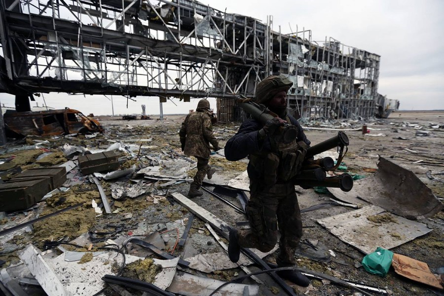 乌政府军战斗场景曝光 顿涅茨克机场一片废墟,马克沁机枪老当益壮