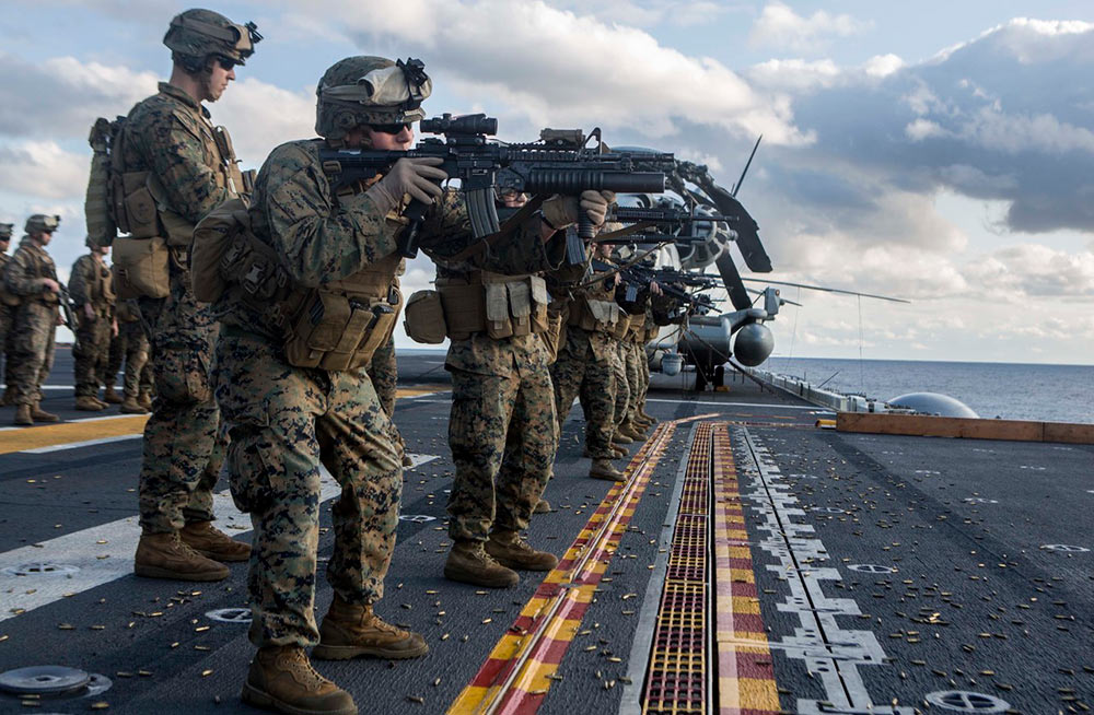 美国海军陆战队攻击舰上进行实弹射击训练
