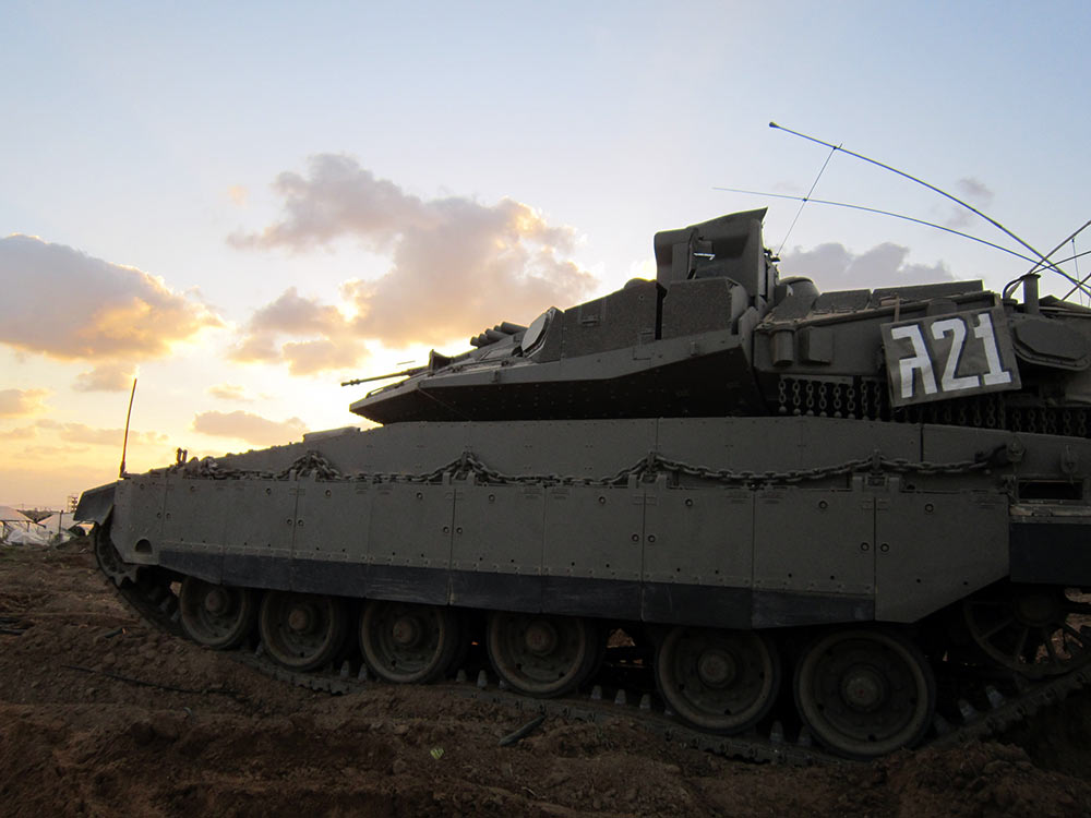 以色列最新“梅卡瓦”IV型坦克在加沙边境训练_空中网军事频道