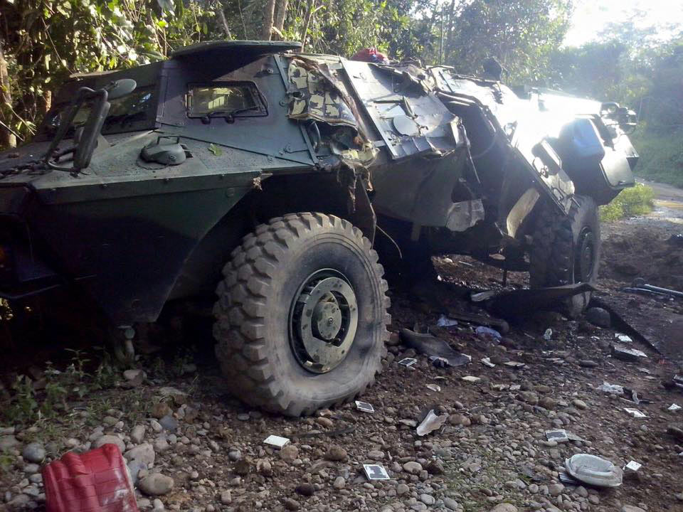 哥伦比亚M1117装甲车遭恐怖组织袭击 车毁人
