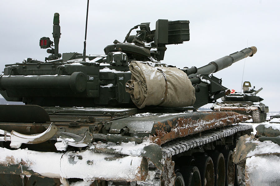 俄罗斯第二装甲步兵师演习 T-90坦克雪地上飚