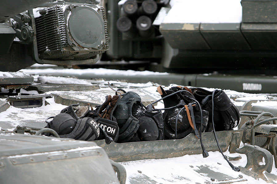 俄罗斯第二装甲步兵师演习 T-90坦克雪地上飚