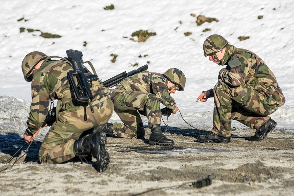 法国陆军第13工兵团教官指导士兵如何使用炸药