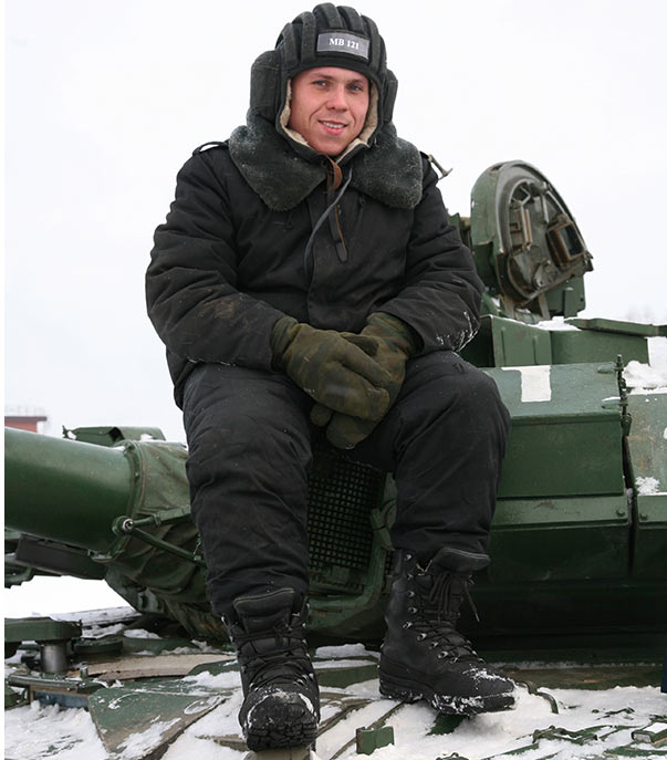 俄罗斯第二装甲步兵师演习 T-90坦克雪地上飚