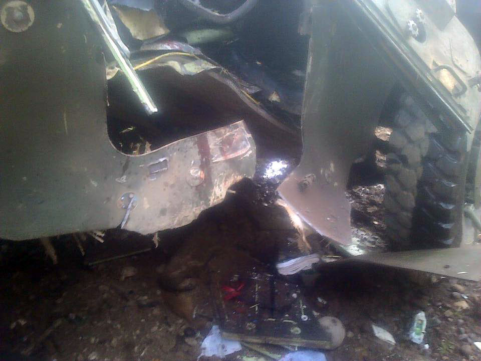 哥伦比亚M1117装甲车遭恐怖组织袭击 车毁人