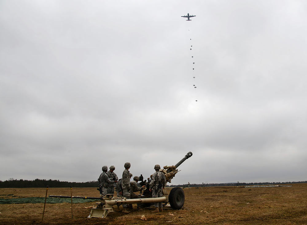 美国空降兵空降作战演习 空投105mm榴弹炮