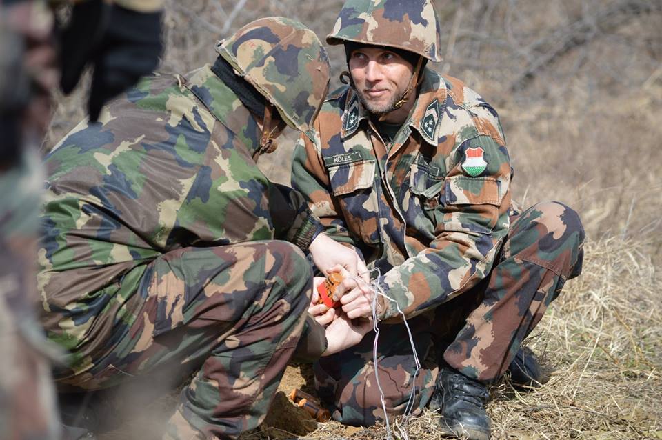 匈牙利陆军工兵营爆破培训 挖坑放炸药进行爆