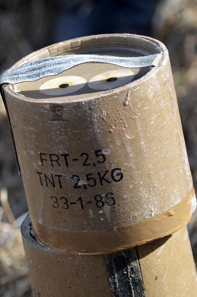 匈牙利陆军工兵营爆破培训 挖坑放炸药进行爆