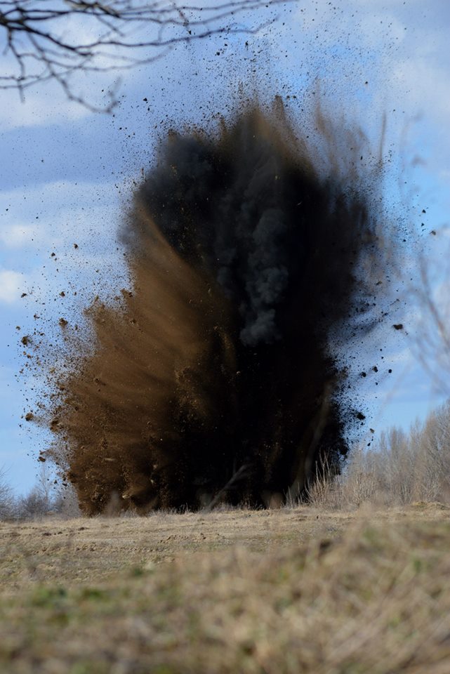 匈牙利陆军工兵营爆破培训 挖坑放炸药进行爆
