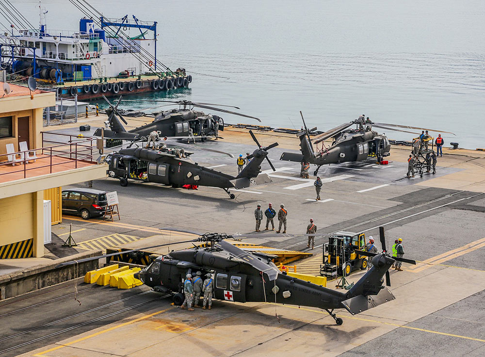 美军第25步兵师釜山港卸载武器 参加韩美军演