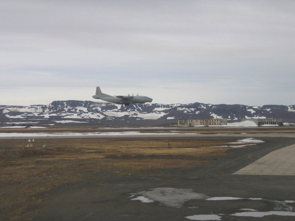 俄新地岛驻军生活照曝光 积雪奇厚与熊共舞
