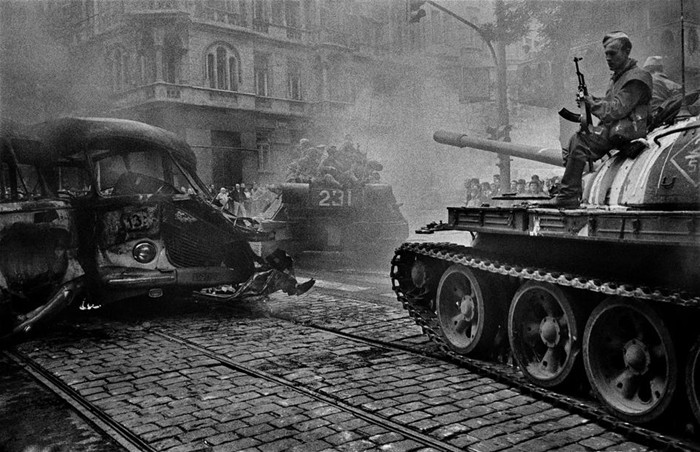 镇压布拉格之春:1968年布拉格街头的苏军 (1)_空中网军事频道
