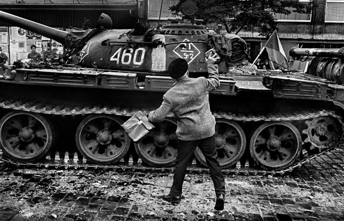 镇压布拉格之春:1968年布拉格街头的苏军 (1)_空中网军事频道