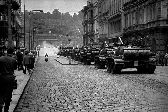 镇压布拉格之春:1968年布拉格街头的苏军 (1)
