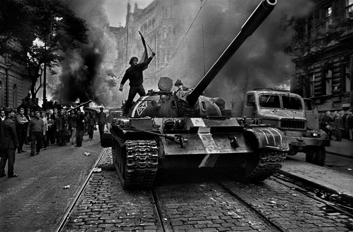 镇压布拉格之春:1968年布拉格街头的苏军 (1)