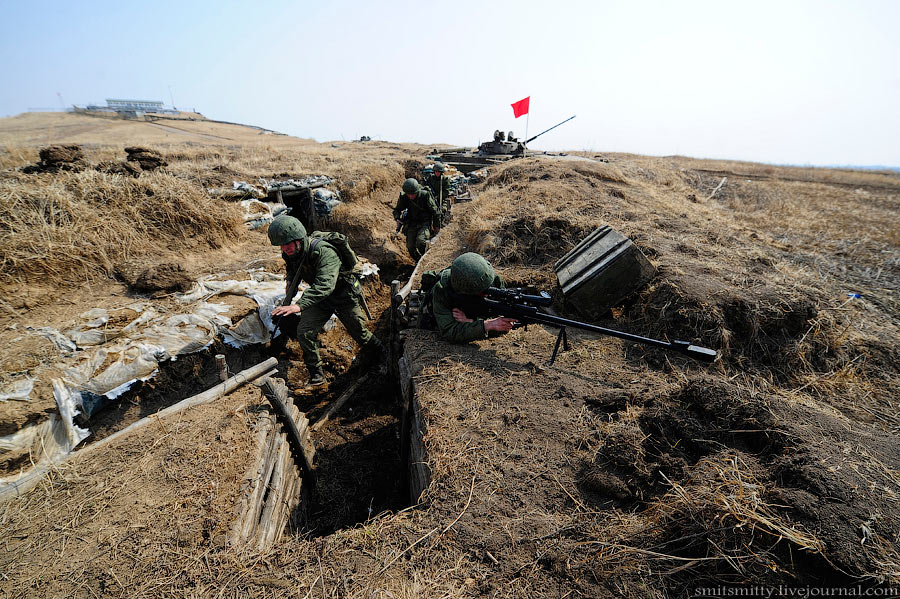 俄军登陆演习亮肌肉 火炮打击掩护装甲兵冲锋