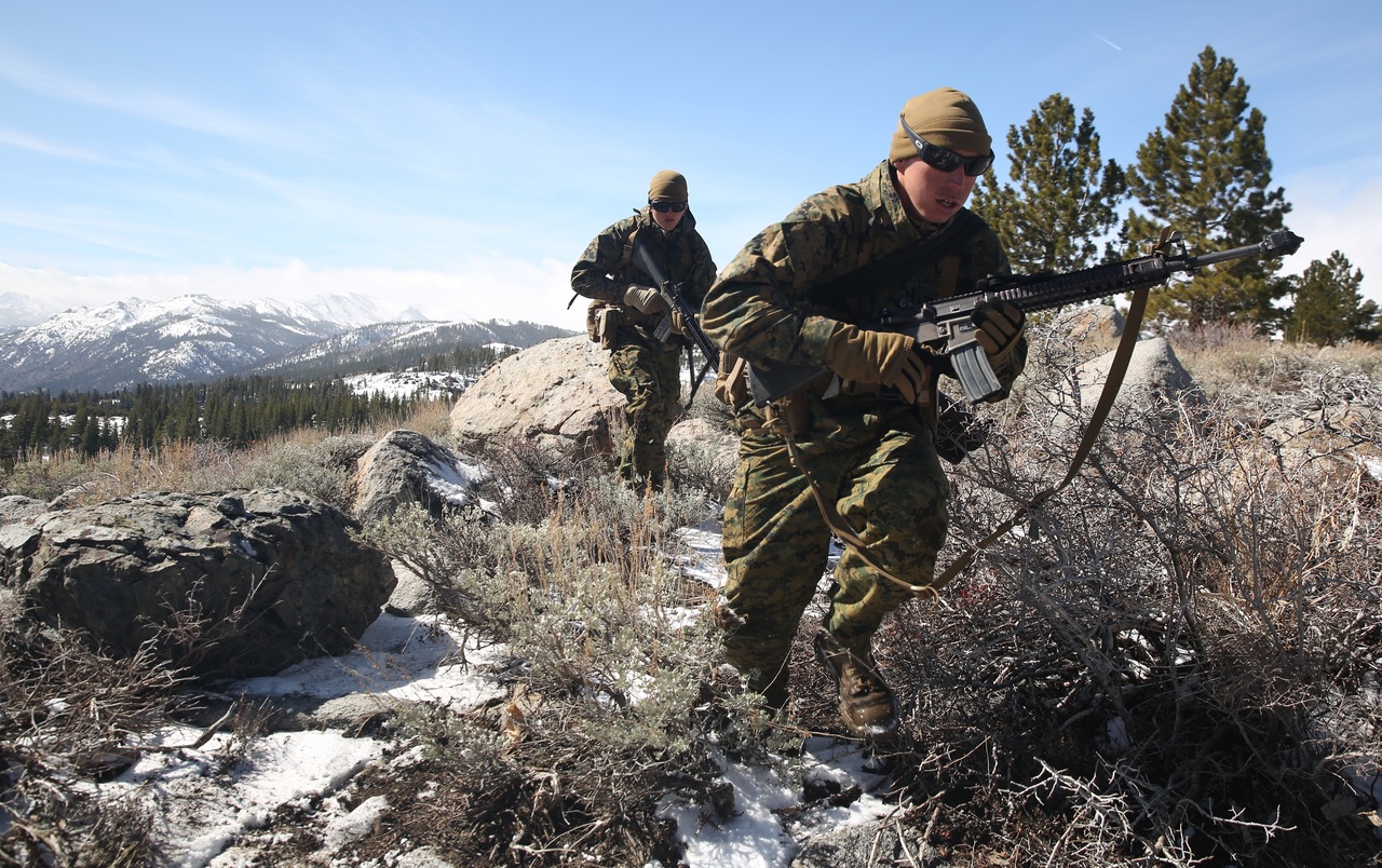 美国海军陆战队进行山地训练演习2-15