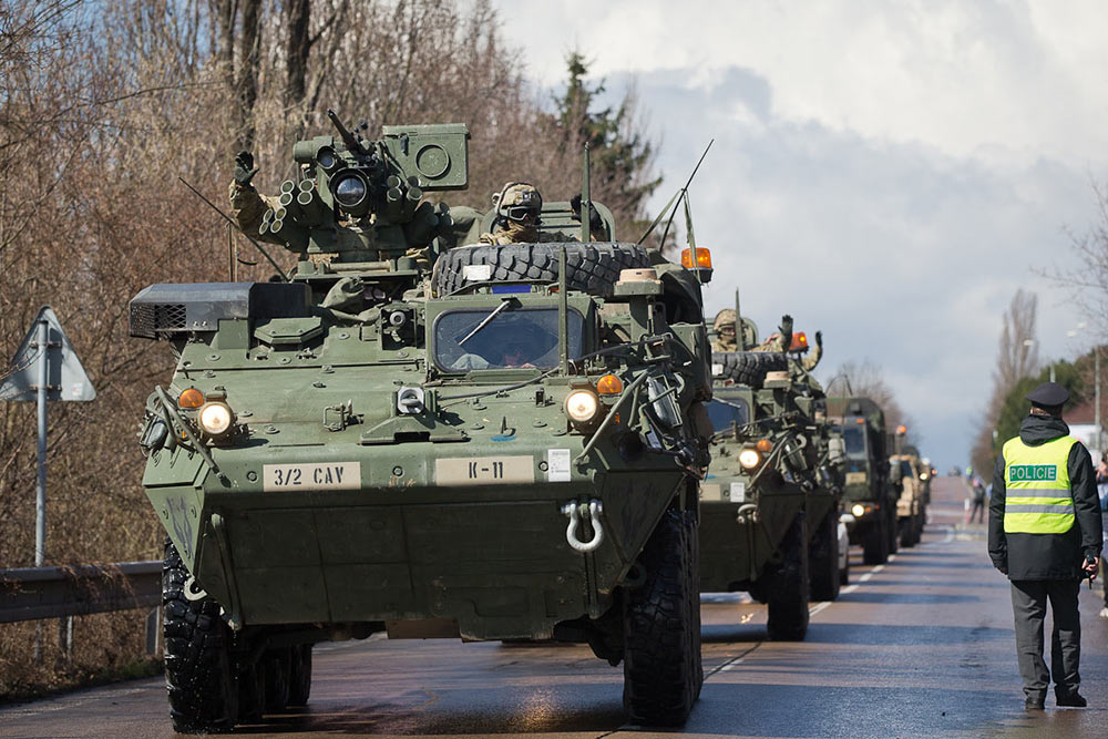 捷克民众夹道欢迎美军轮式装甲车部队