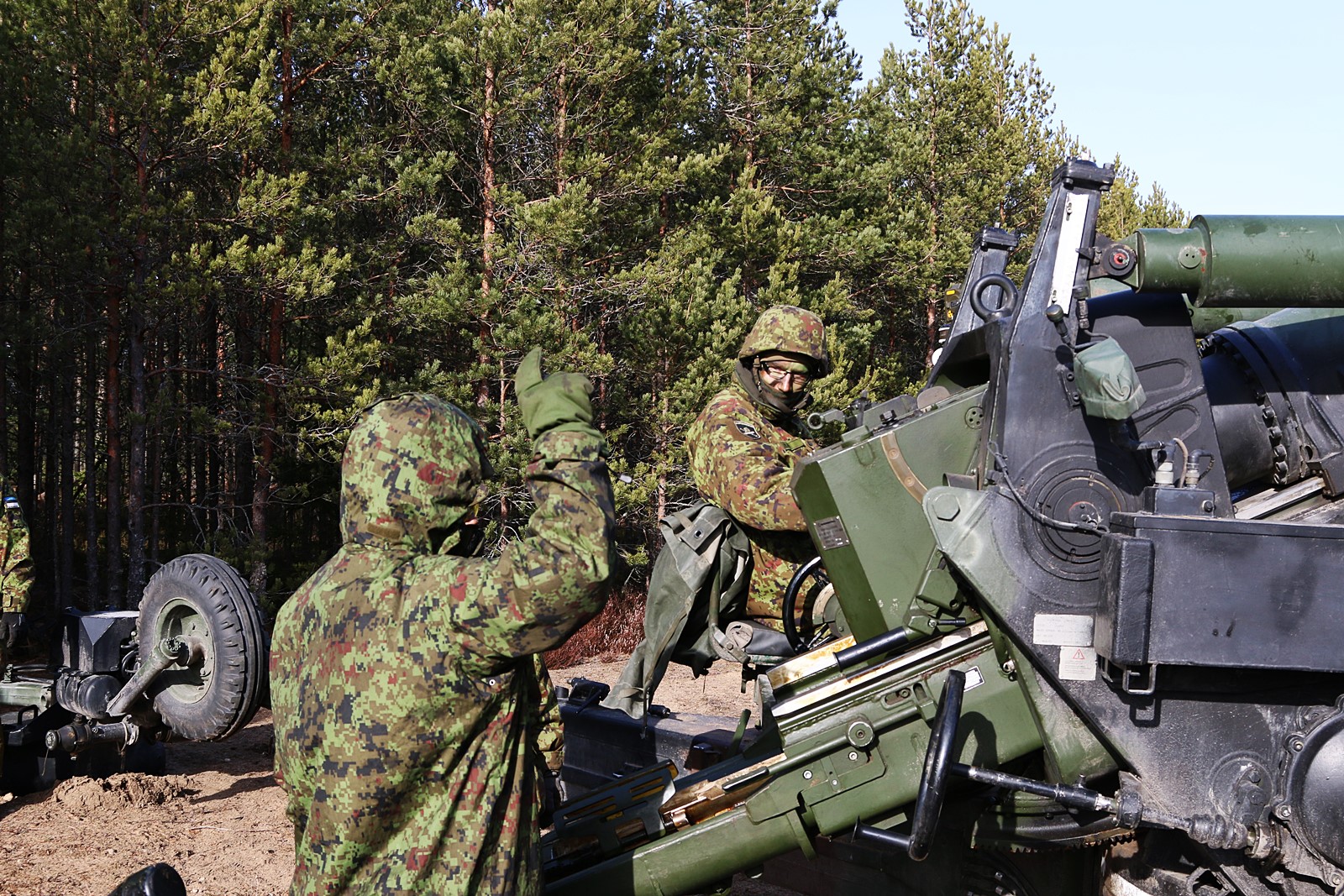 爱沙尼亚炮兵训练 新装备fh-70a1榴弹炮