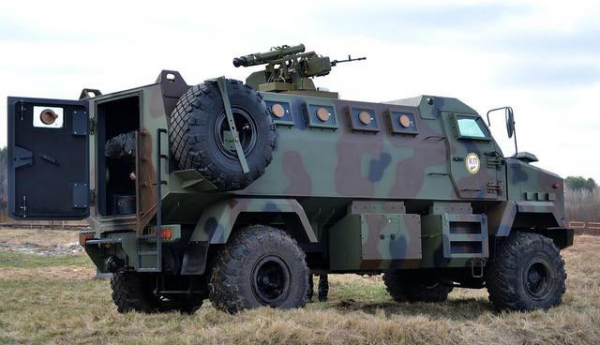 乌克兰总统波罗申科视察乌军新装备的重型武器_空中网军事频道