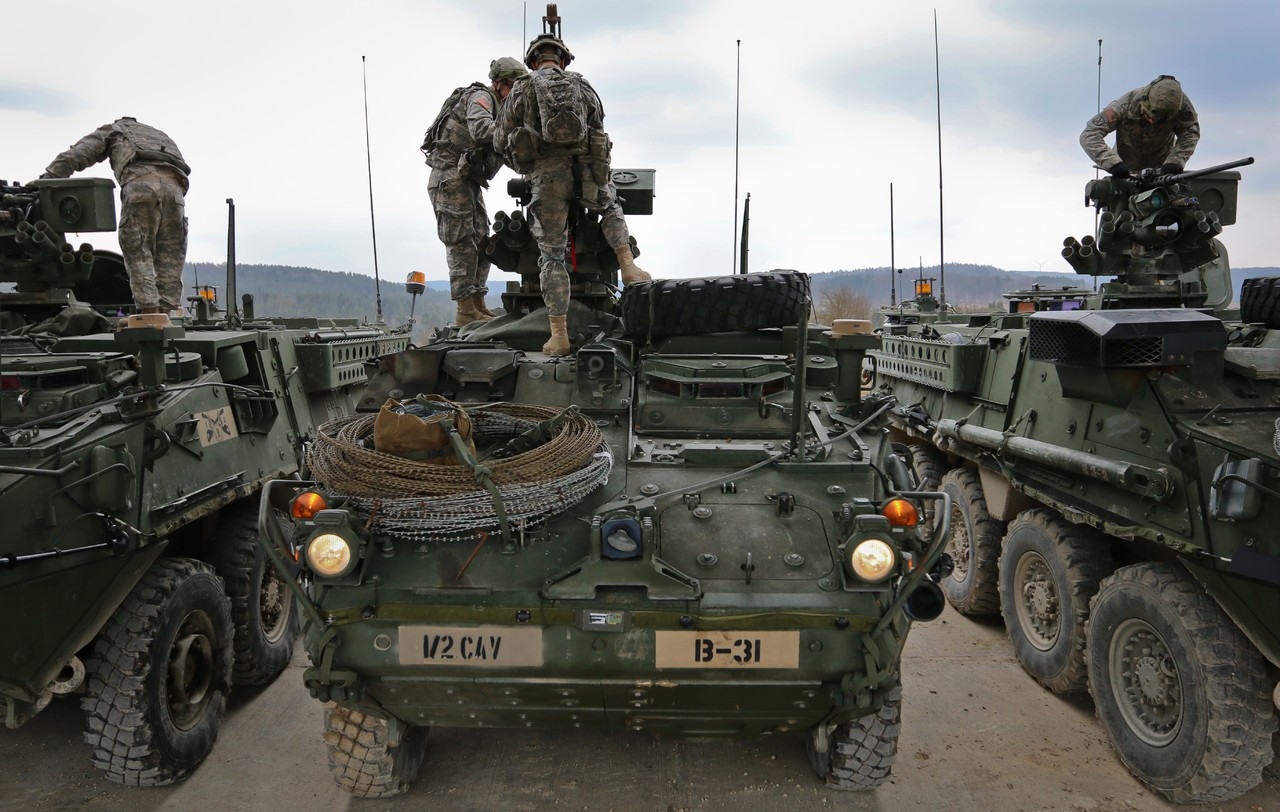 正在参加演习的美国陆军“斯特瑞克”装甲运输车