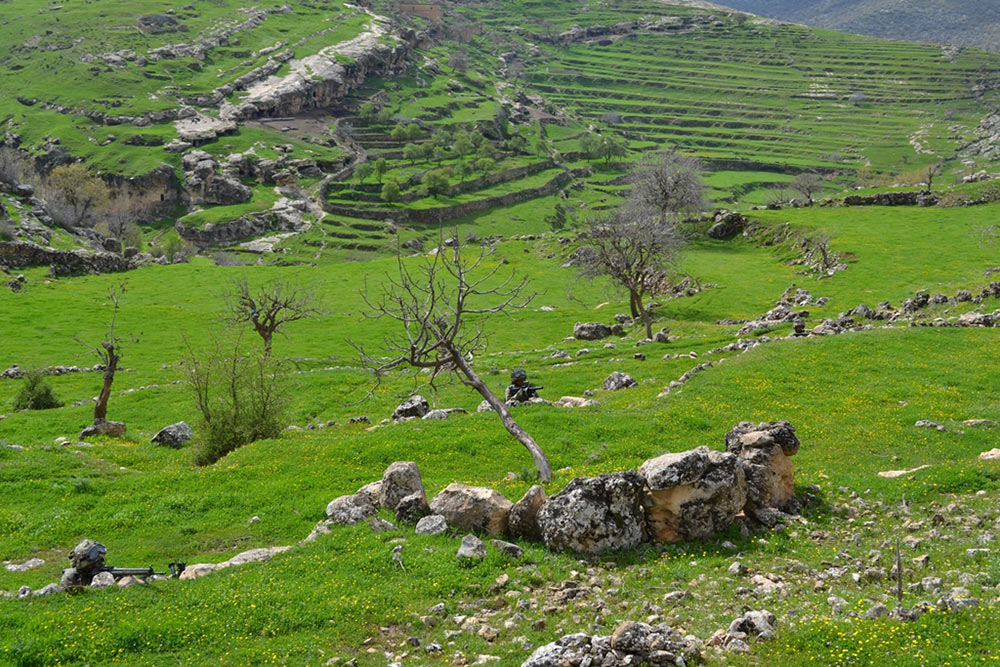 土耳其陆军实战演习 模拟巡逻车队遭遇武装袭