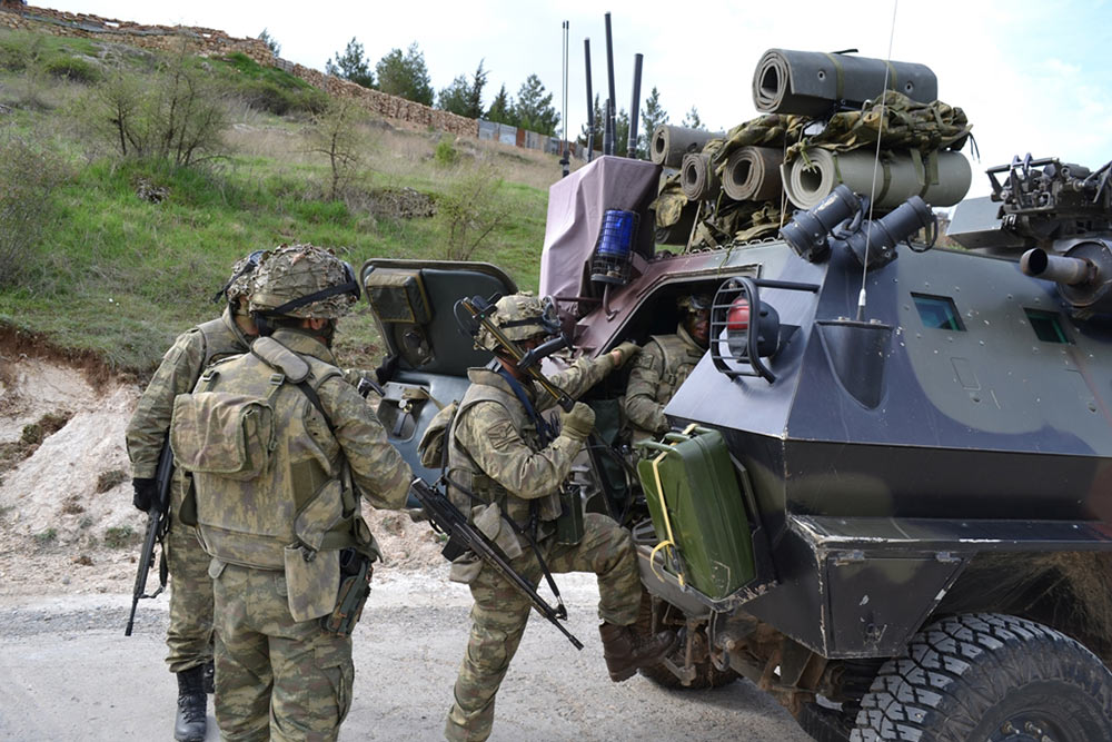 土耳其陆军实战演习 模拟巡逻车队遭遇武装袭
